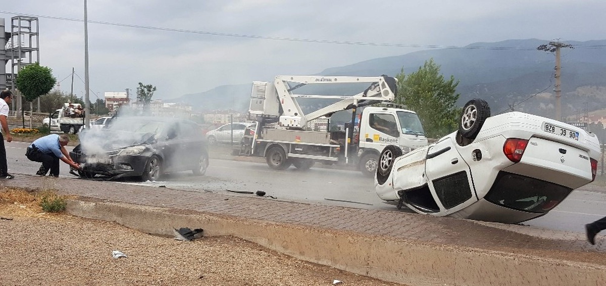 Karabük\'te İki Ayrı Trafik Kazası: 3 Yaralı