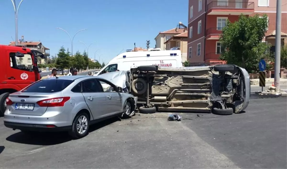 Karaman\'da Otomobille Hafif Ticari Araç Çarpıştı: 3 Yaralı