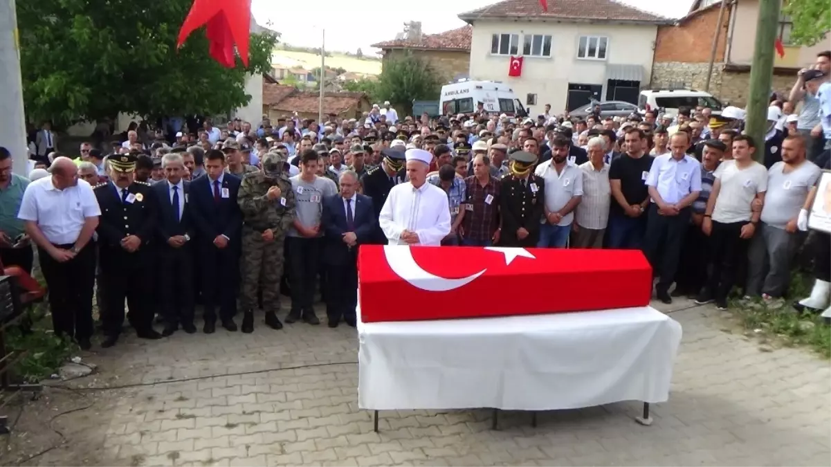 Kazada Şehit Olan Polis Memuru Kütahya\'da Son Yolculuğuna Uğurlandı