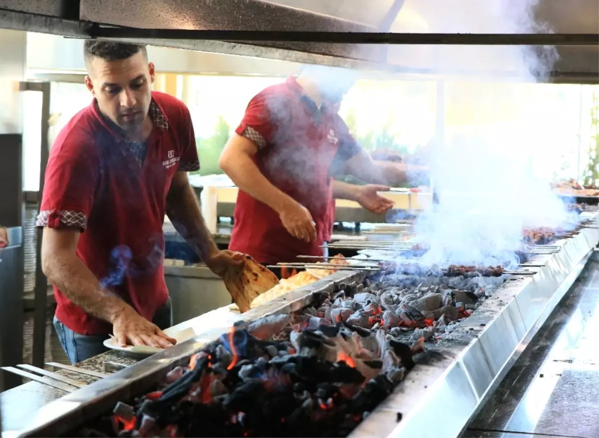 Kebap Ustalarının 100 Derecede Mangal Başında Ekmek Savaşı