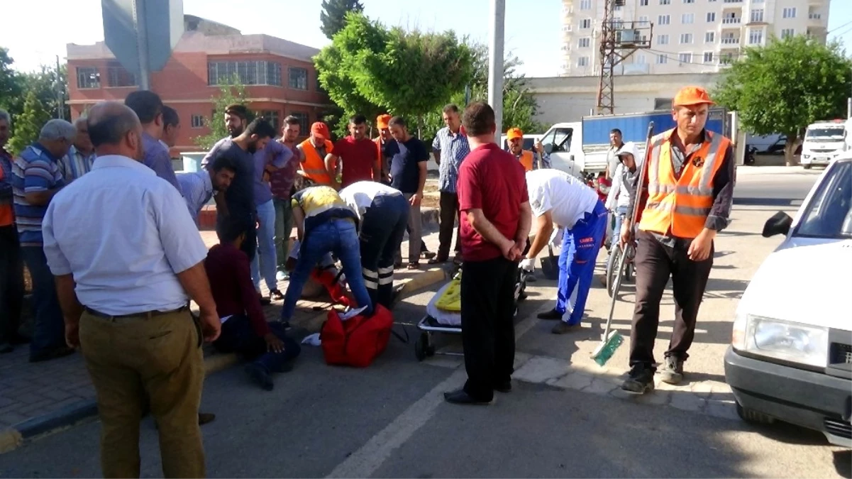 Kilis\'te, Motosiklet Otomobil ile Çarpıştı: 3 Yaralı
