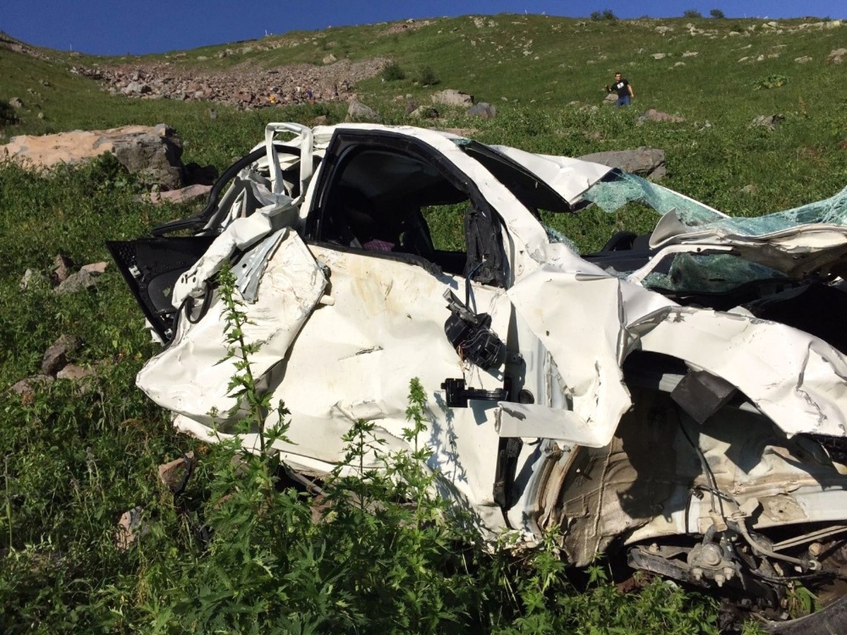 Ardahan\'da Otomobil Uçuruma Yuvarlandı: 3 Ölü, 1 Yaralı
