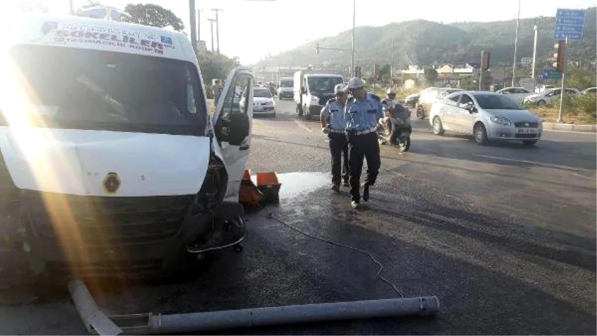 Servis Minibüsü Otomobille Çarpıştı: 12 Kadın İşçi Yaralandı