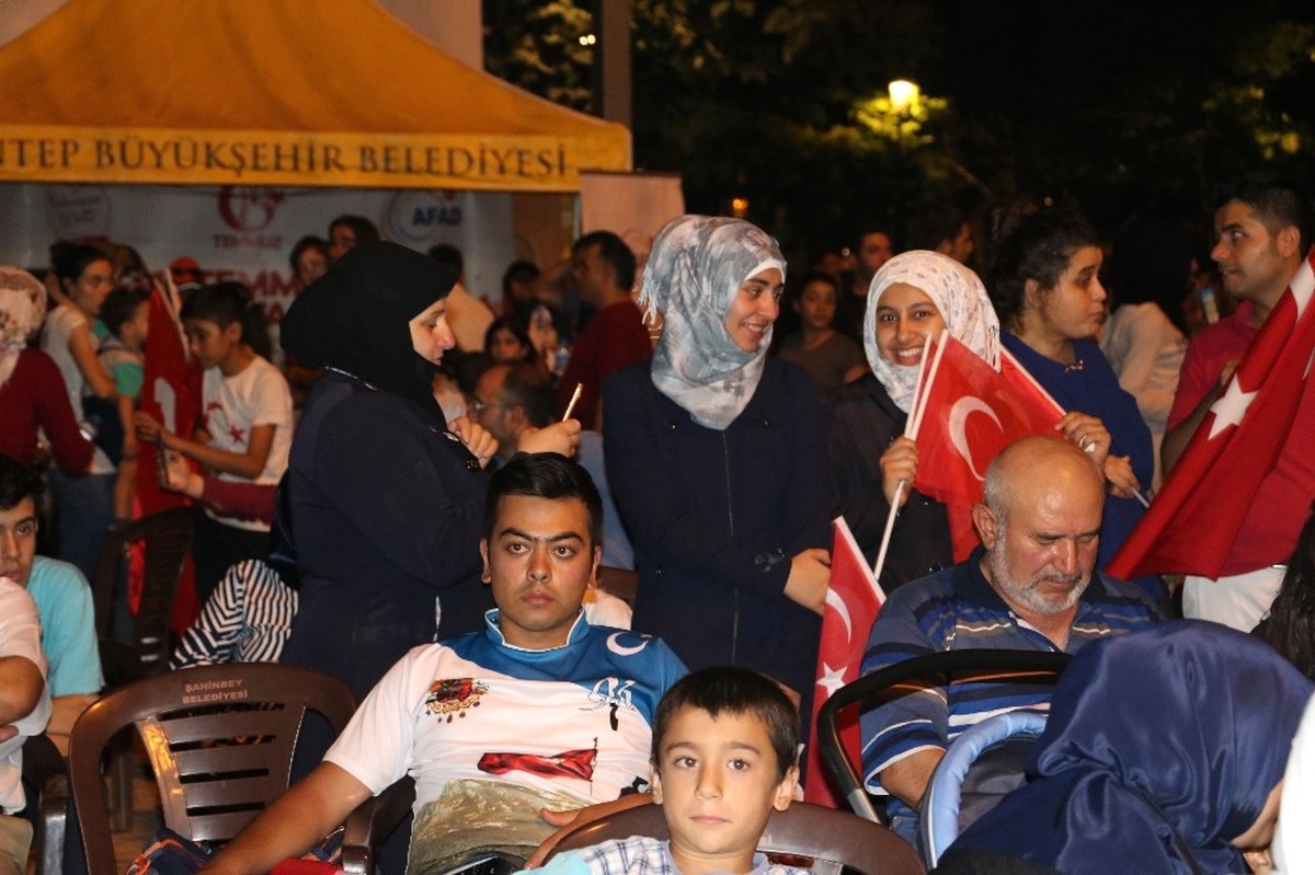 Suriyeliler ile Türkler El Ele Demokrasi Nöbetinde