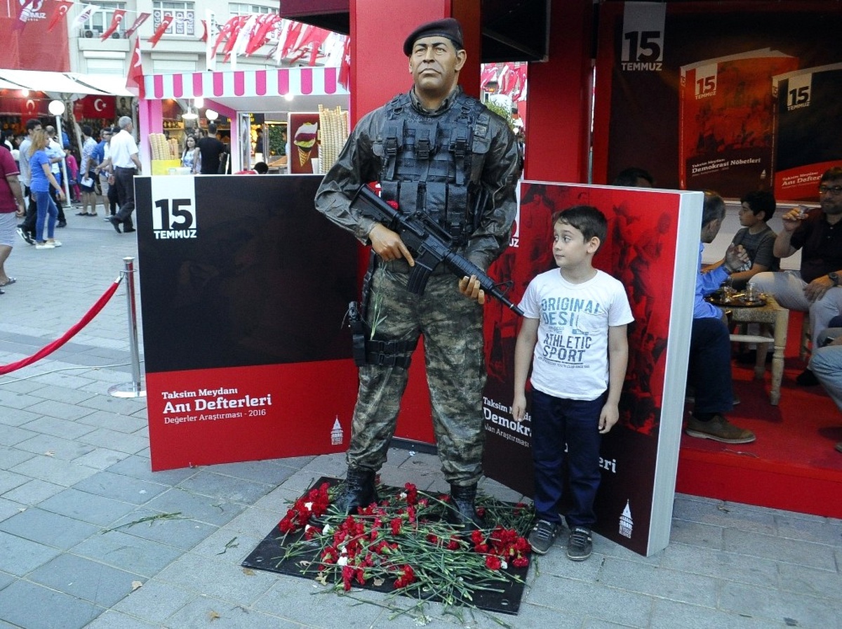 Taksim\'de 15 Temmuz Demokrasi Nöbeti