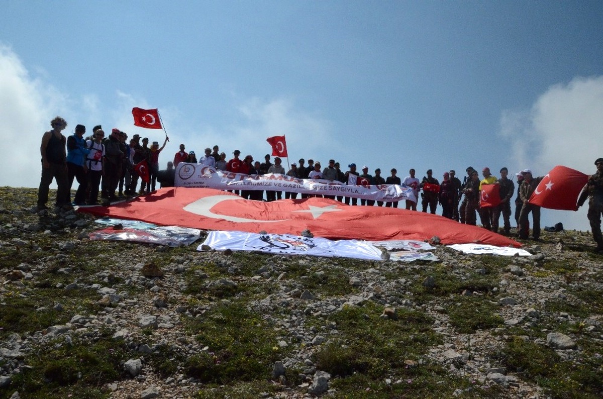 15 Temmuz Şehitleri İçin Ilgaz Dağı\'na Tırmandılar