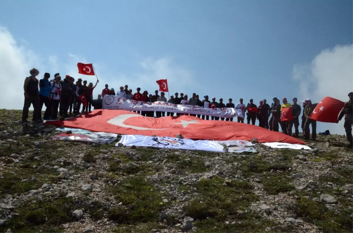 15 Temmuz Şehitleri Için Ilgaz Dağı\'na Tırmandılar