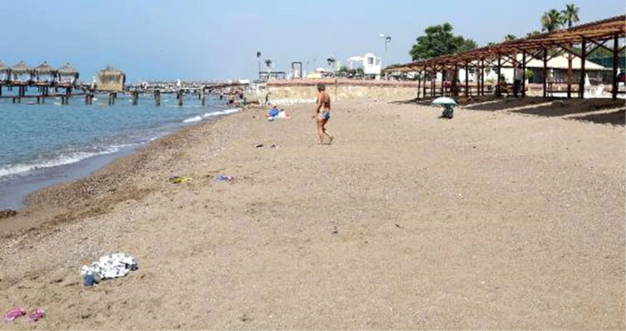 Antalya\'nın 5 Yıldızlı Oteller Bölgesindeki Halk Plajına Yakışmayan Görüntüler