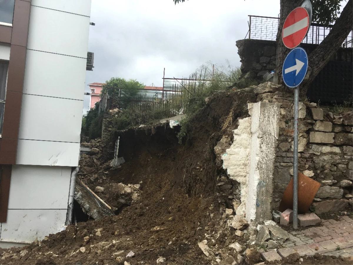 Aşırı Yağışa Dayanamayan Istinat Duvarı Çöktü