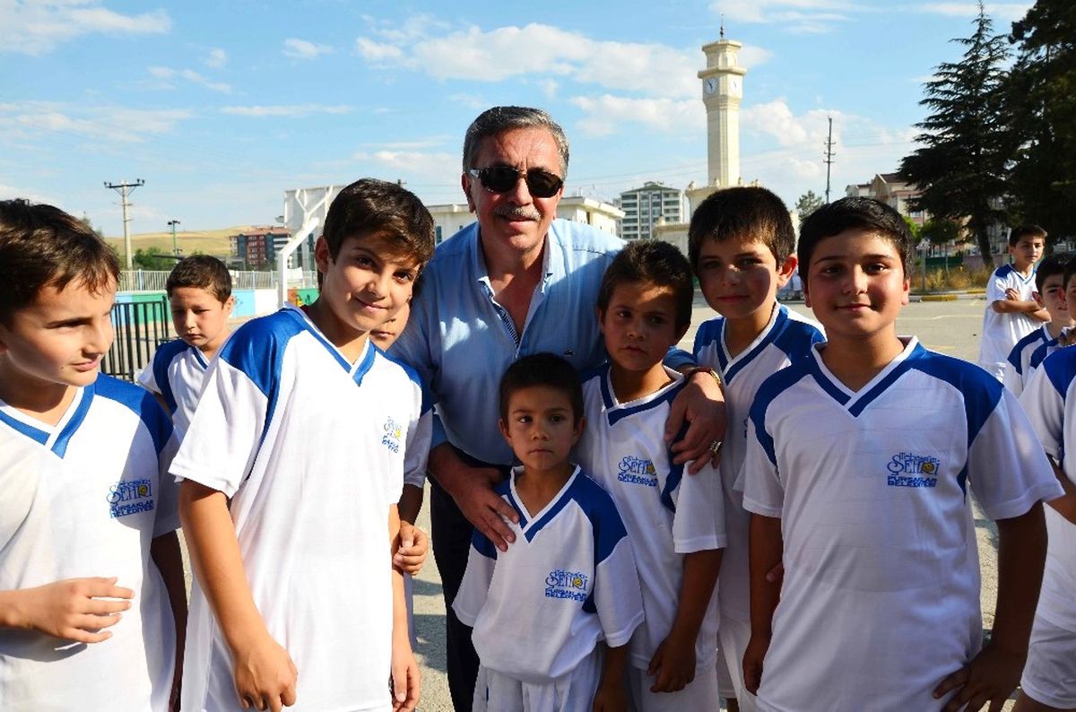 Başkan Çetin Binlerce Çocuğa Spor Malzemesi Hediye Etti