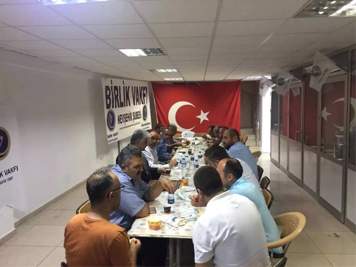 Birlik Vakfı Demokrasi Nöbetçilerine İkramlarda Bulundu