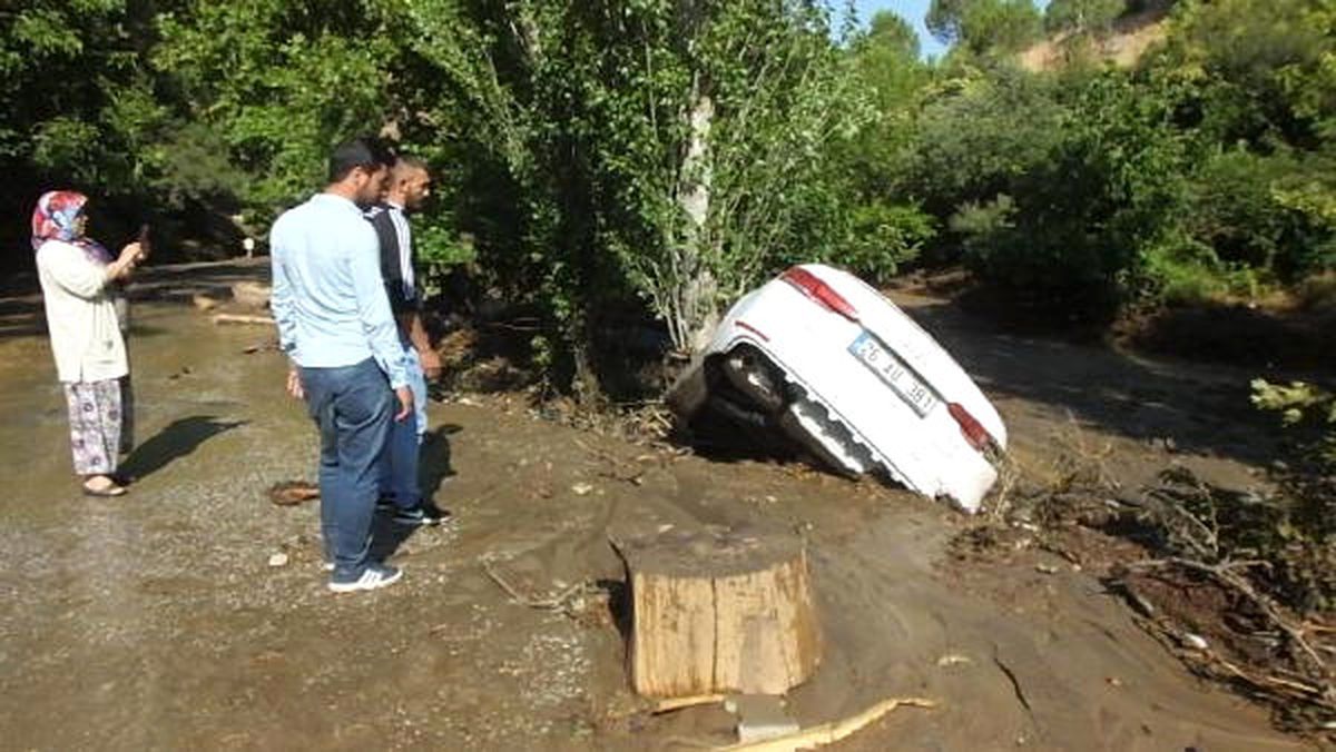 Burhaniye\'de Sel Araçları Sürükledi
