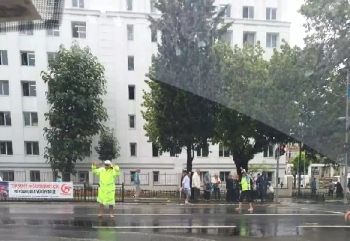 Trafik Polisleri, Yağmur Çamur Dinlemedi; Çıplak Ayakla Göreve Devam Etti