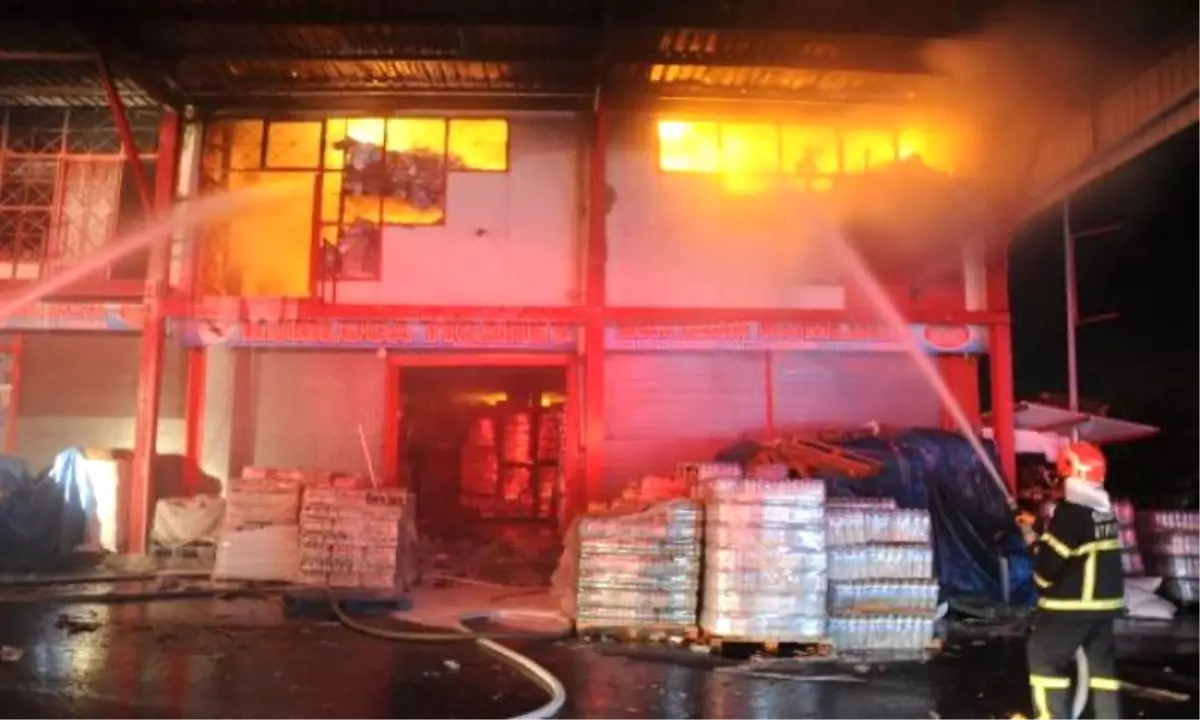 Dha Yurt - Gıda Toptancısında Yangın: 2 İtfaiye Eri Yaralandı, 1 İtfaiyeci Dumandan Etkilendi