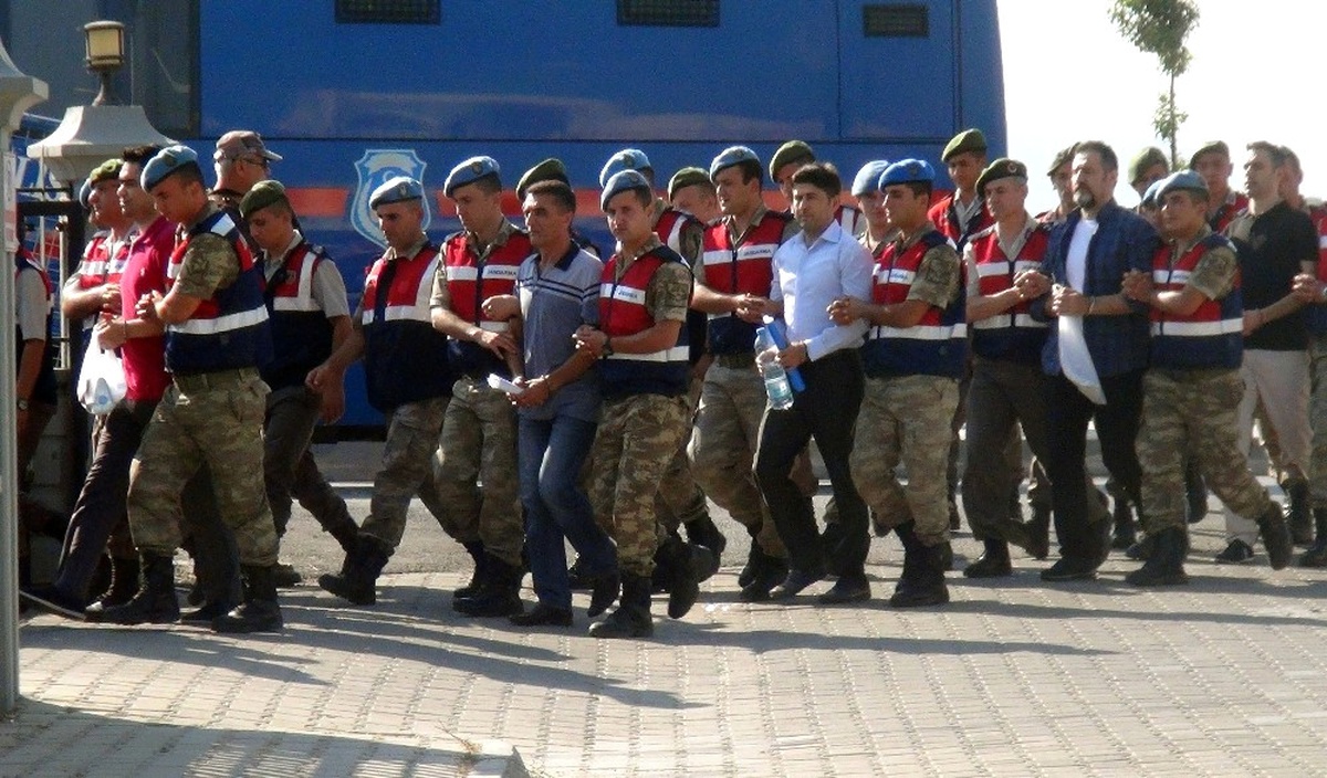 Dha Yurt: Güçlük Çıkartan Darbeci Askerler Ayrı Araçlarda Getirildi