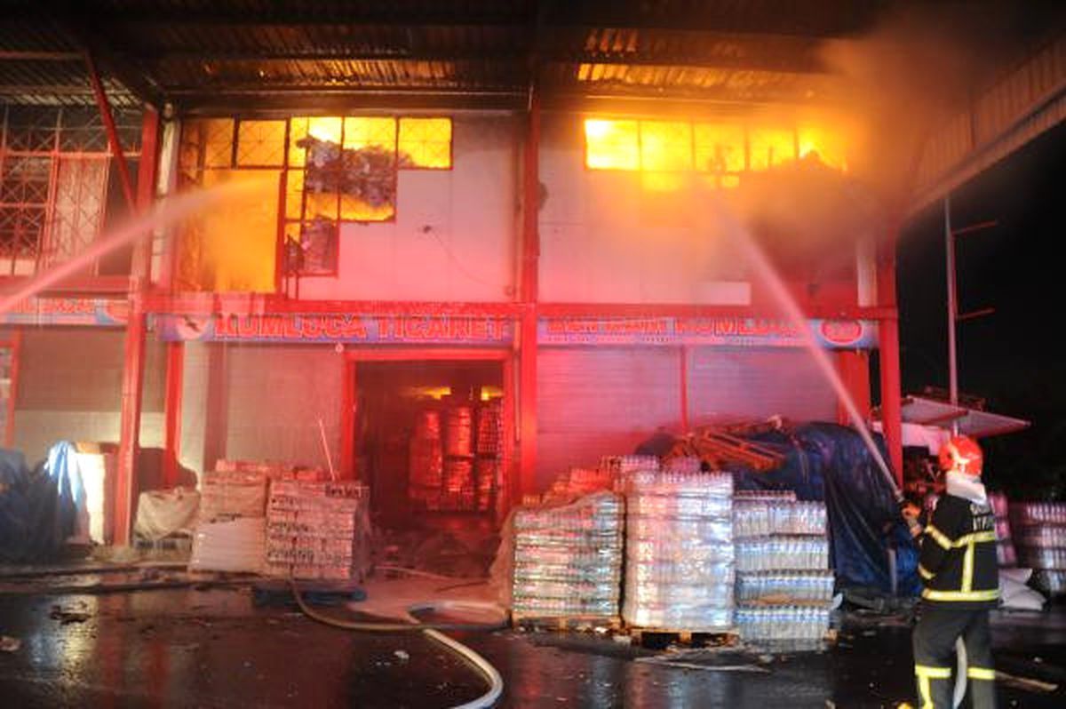 Gıda Toptancısında Yangın: 2 İtfaiye Eri Yaralandı, 1 İtfaiyeci Dumandan Etkilendi