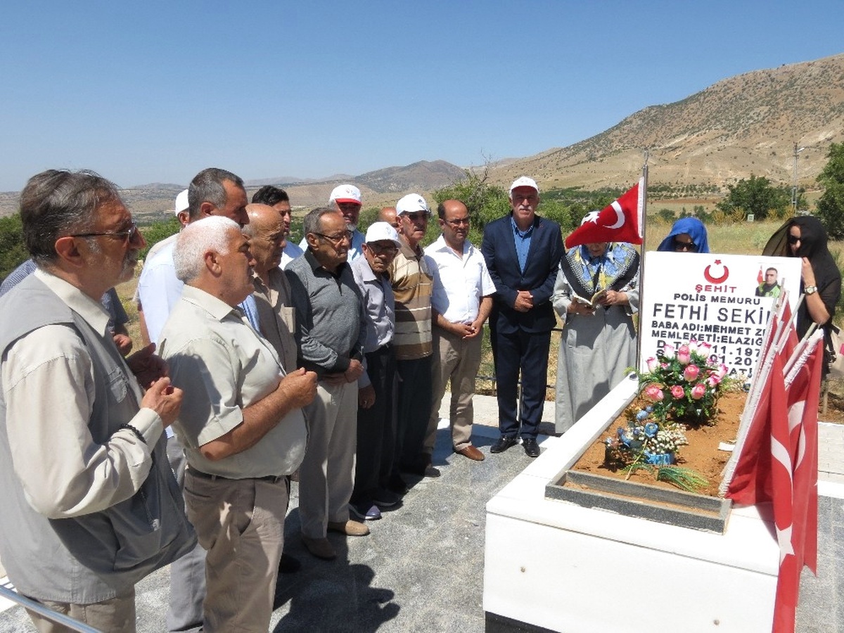 Huzurevi Sakinleri, Kahraman Şehidin Kabrini Ziyaret Etti