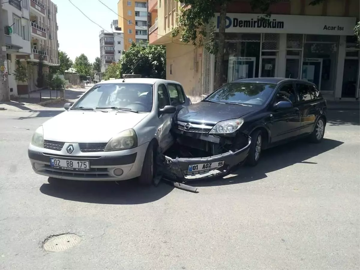 İki Otomobil Kavşakta Çarpıştı