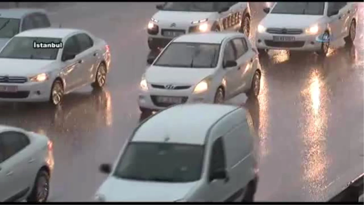 Istanbul\'da Yağış Hayatı Felç Etti