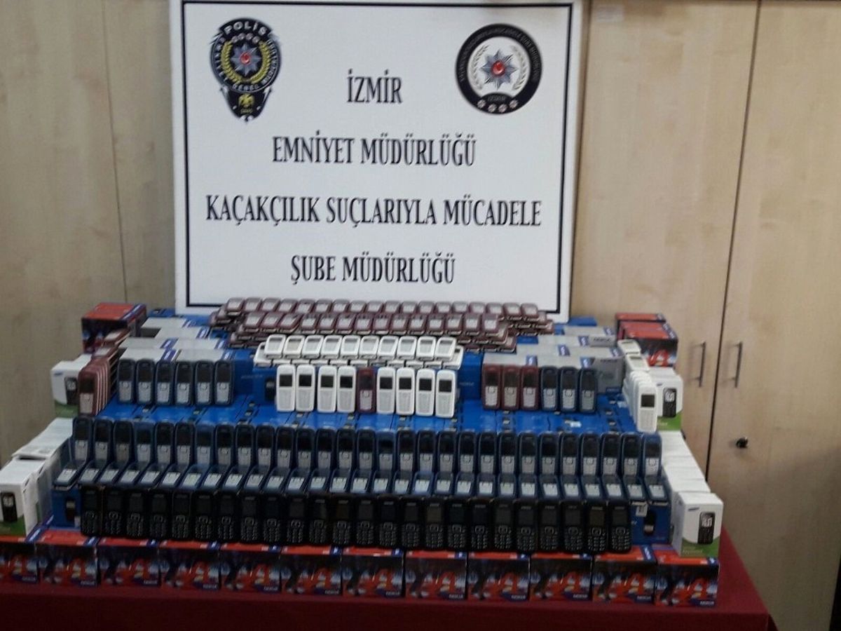 İzmir\'de Gümrük Kaçağı Telefon Operasyonu