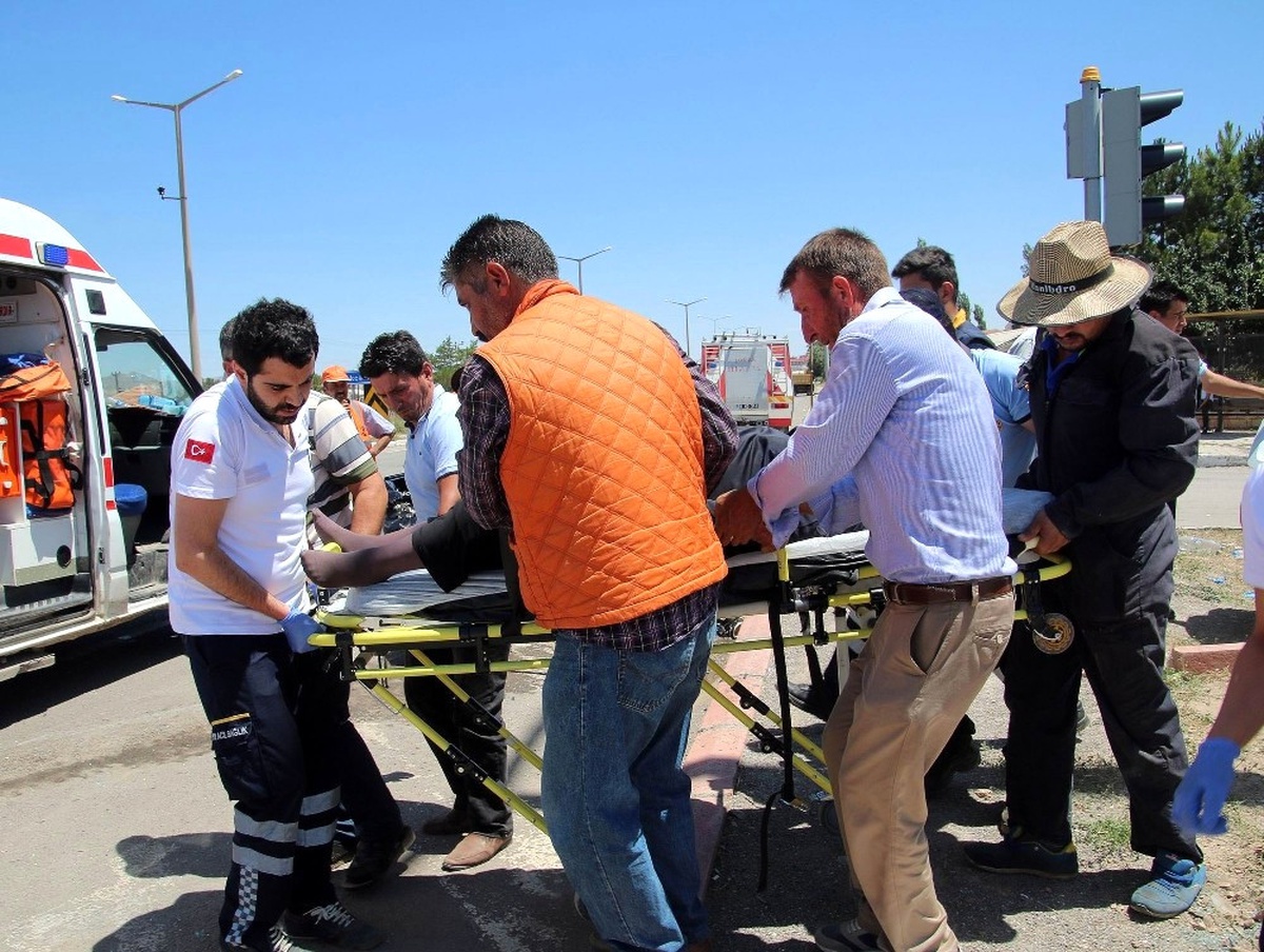 İzmir\'de İki Otomobil Çarpıştı: 1 Ölü, 3 Yaralı