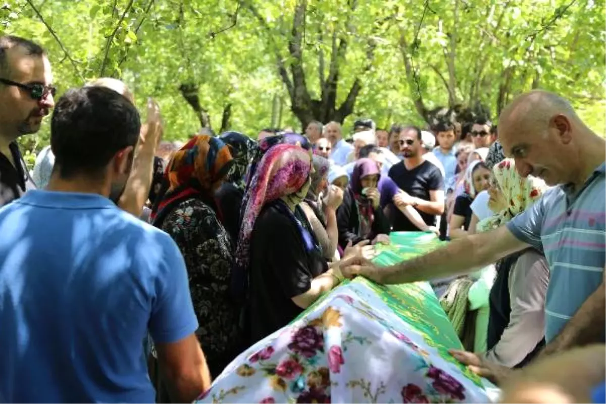 Kazada Ölen Eşi, Çocuğu, Anne ve Babasını Son Yolculuklarına Uğurladı