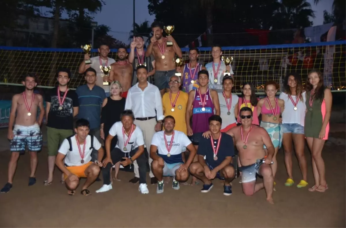 Kemer\'de Plaj Voleybolu Turnuvası Düzenlendi