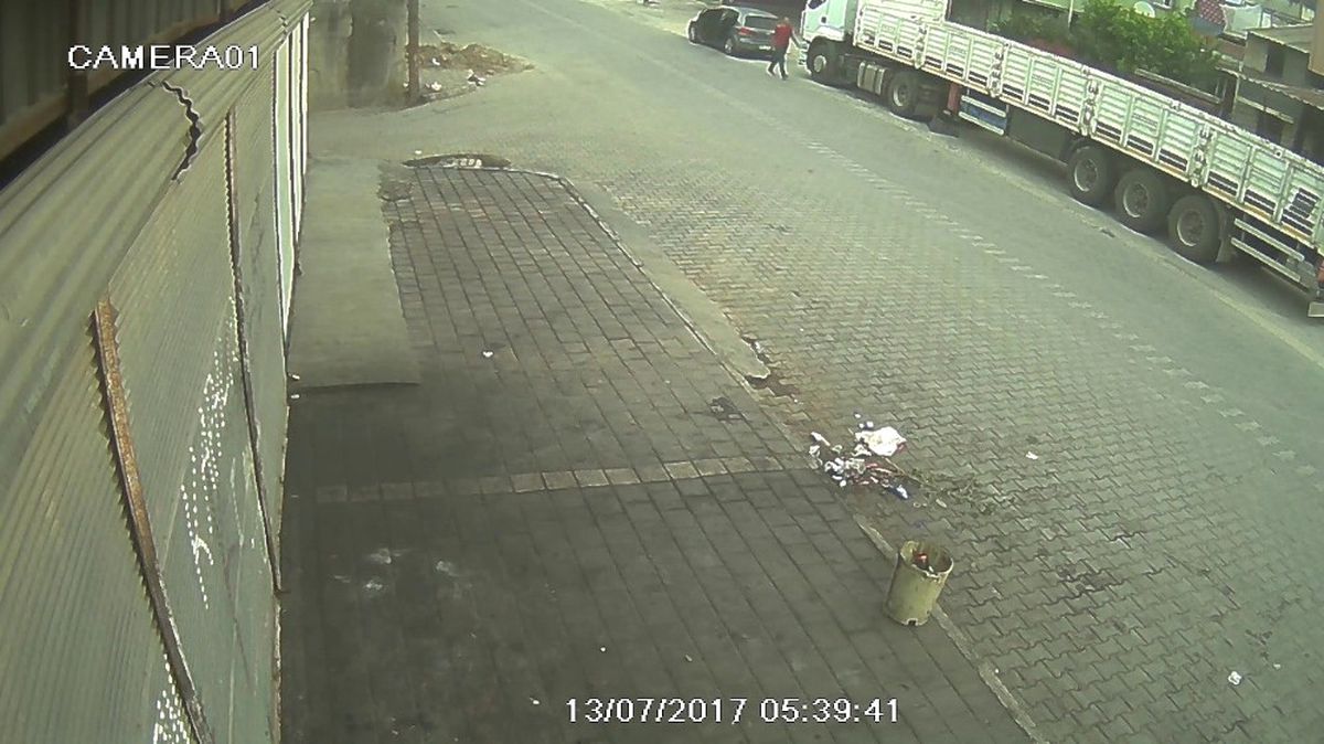 Lüks Otomobilli Akü Hırsızı Kamerada