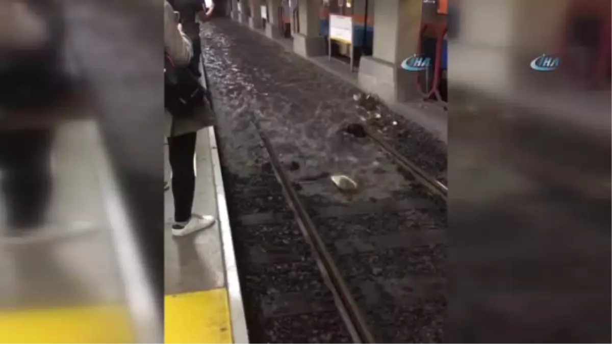 Metro Durakları ve Metrobüs Yolları Göle Döndü