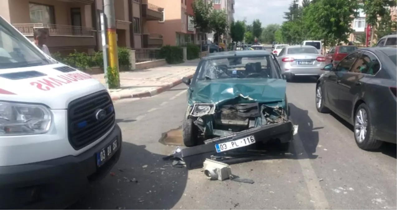 Otomobille Ambulansa Çarpan Alkolü Sürücü Sağlık Görevlilerini Darp Etti