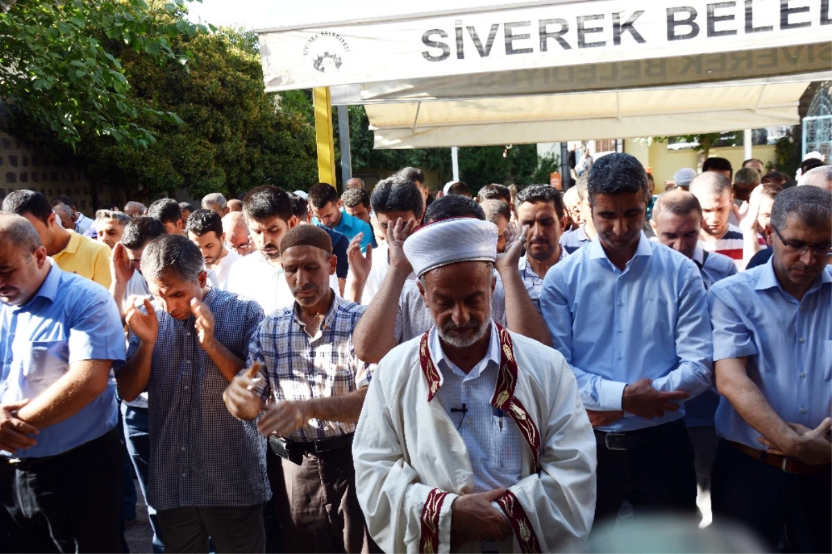 Şehit Öğretmen Için Gıyabi Cenaze Namazı Kılındı