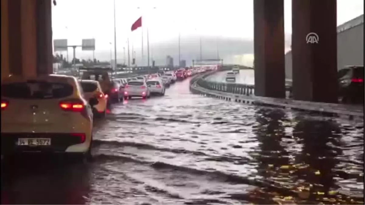 Şiddetli Yağış Trafiği Olumsuz Etkiledi