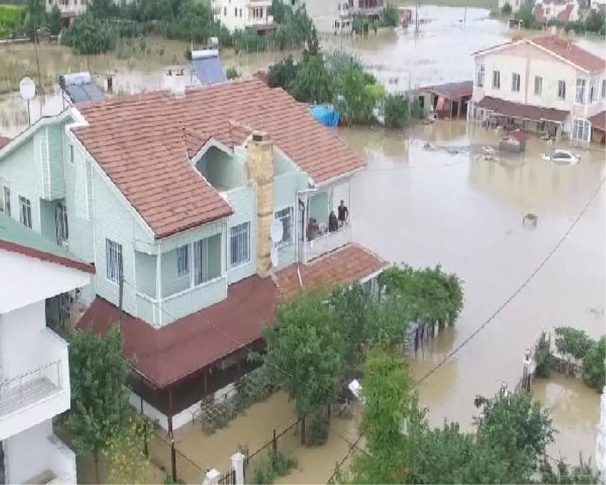 Silivri\'de Sular Çekiliyor, Geriye Çamur Kalıyor