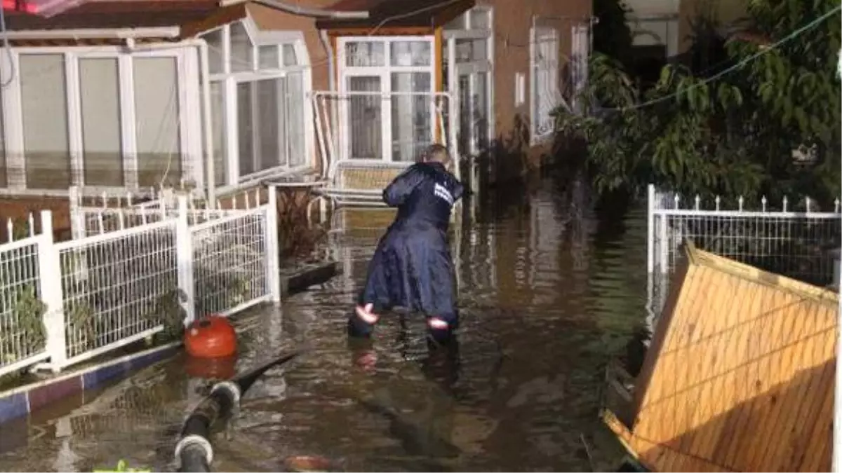 Silivri Gümüşyaka\'da Su Tahliye Çalışmaları Gece Boyunca Sürdü