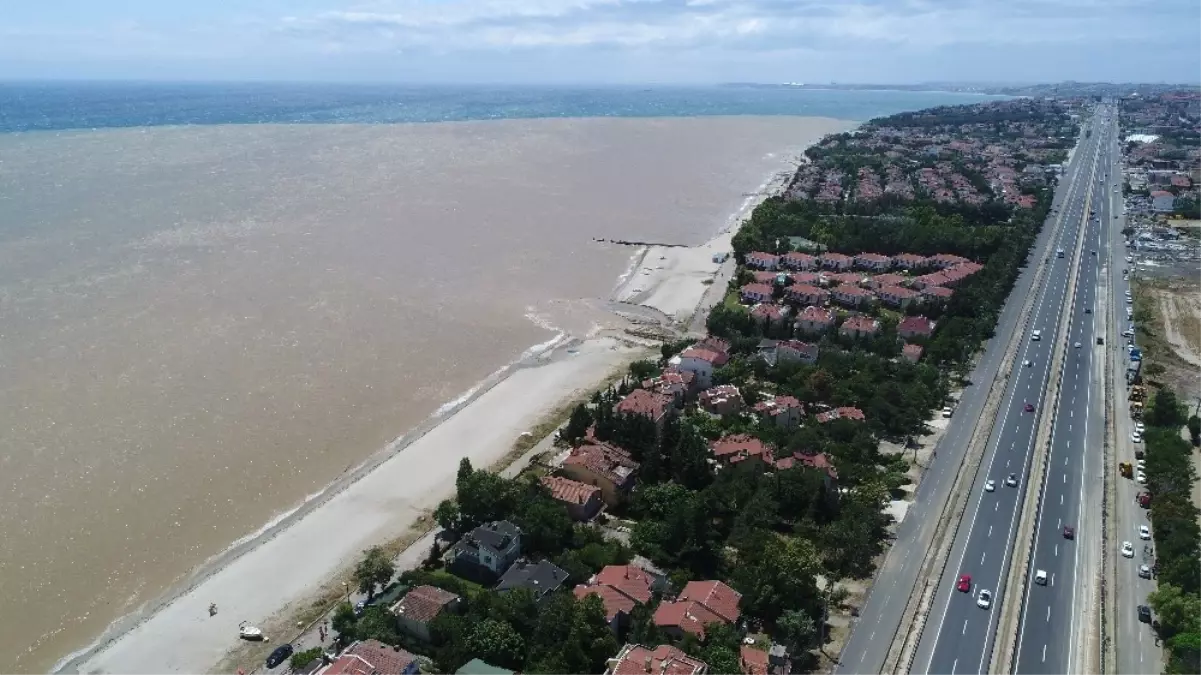 Silivri Sahilleri Çamur Rengine Döndü