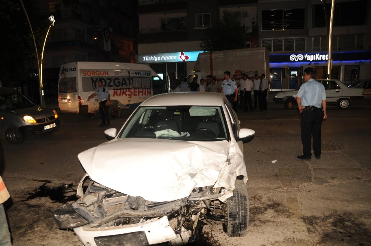 Tokat\'ta Otomobil Minibüse Çarptı: 3 Yaralı