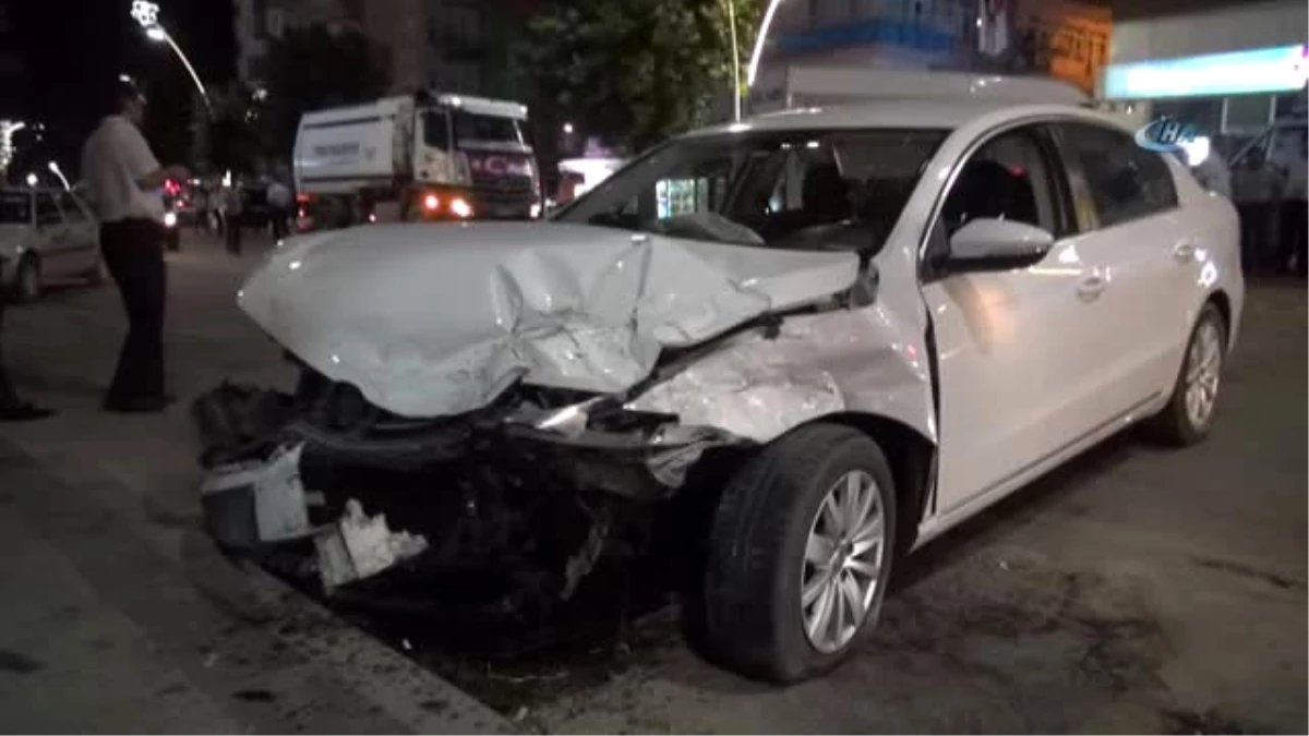 Tokat\'ta Otomobil Minibüse Çarptı: 3 Yaralı