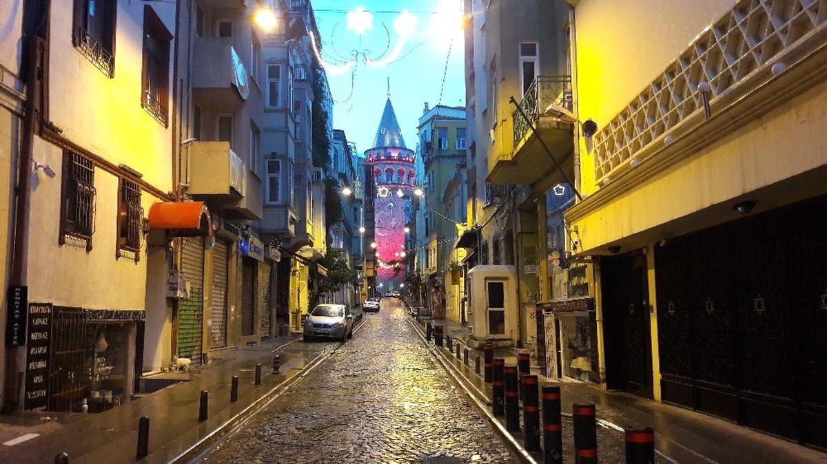 Türk Bayrağı Yansıtılan Galata Kulesi Büyüledi