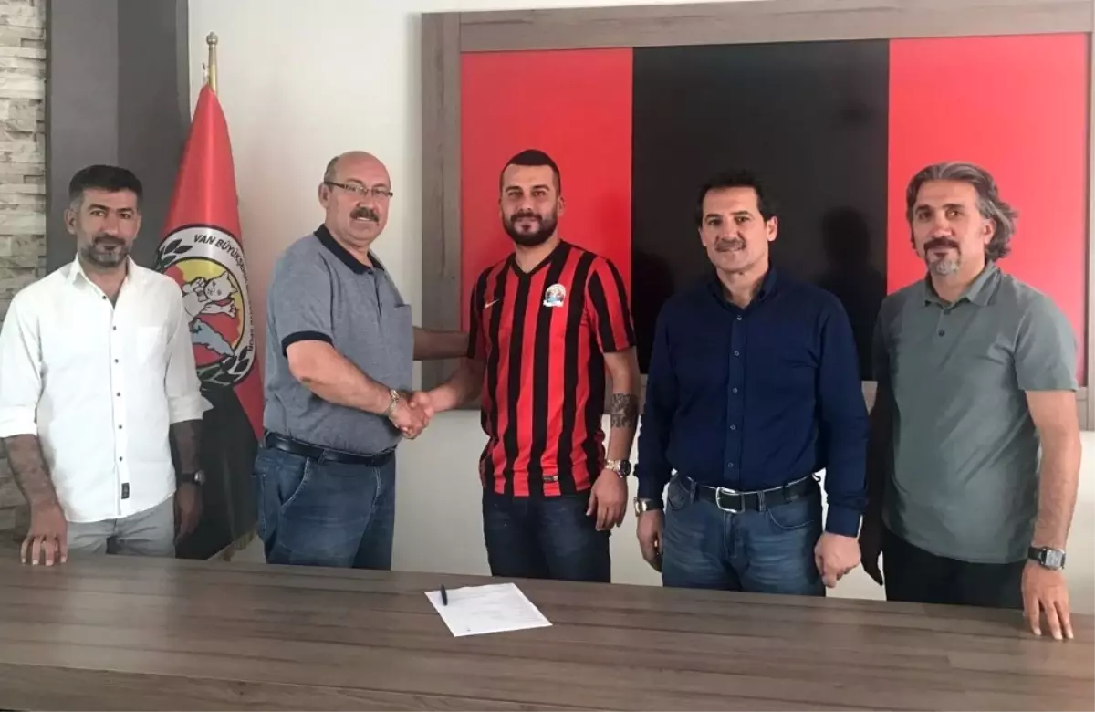 Van Büyükşehir Belediyespor\'a Orta Saha Oyuncusu