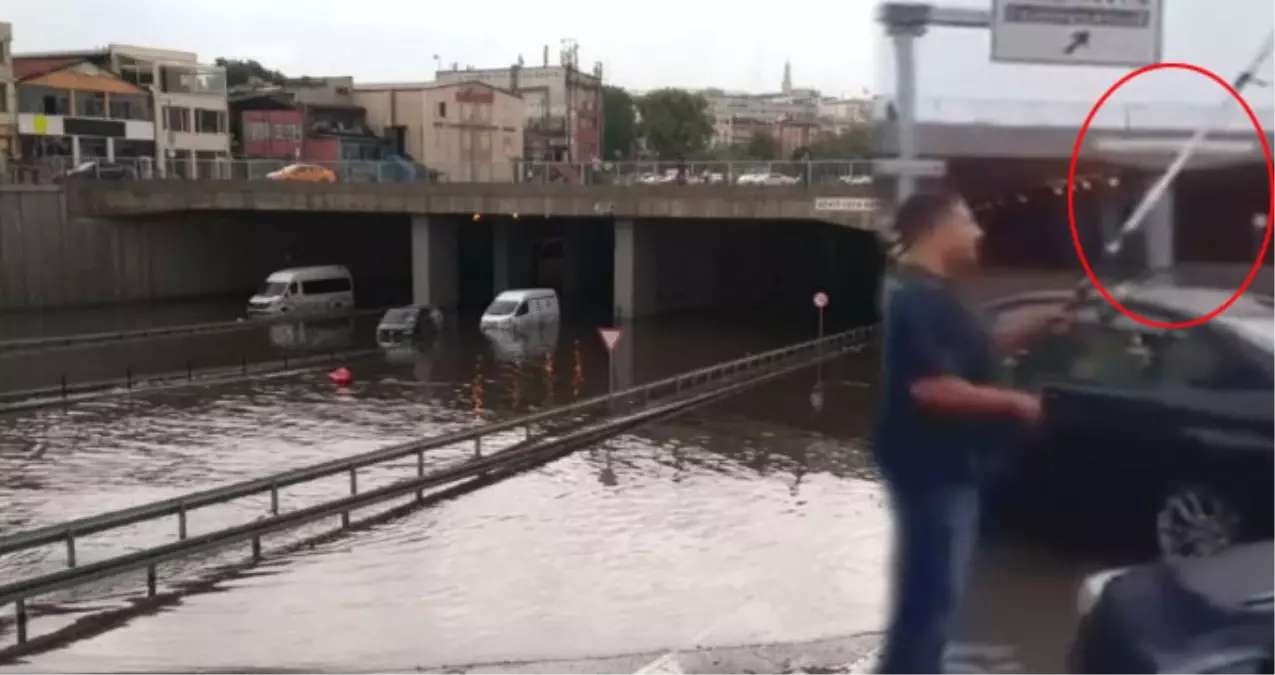 Vahameti Gösteren Kare! Yenikapı\'da Vatandaş Sele Olta Atıp Balık Tutmaya Çalıştı