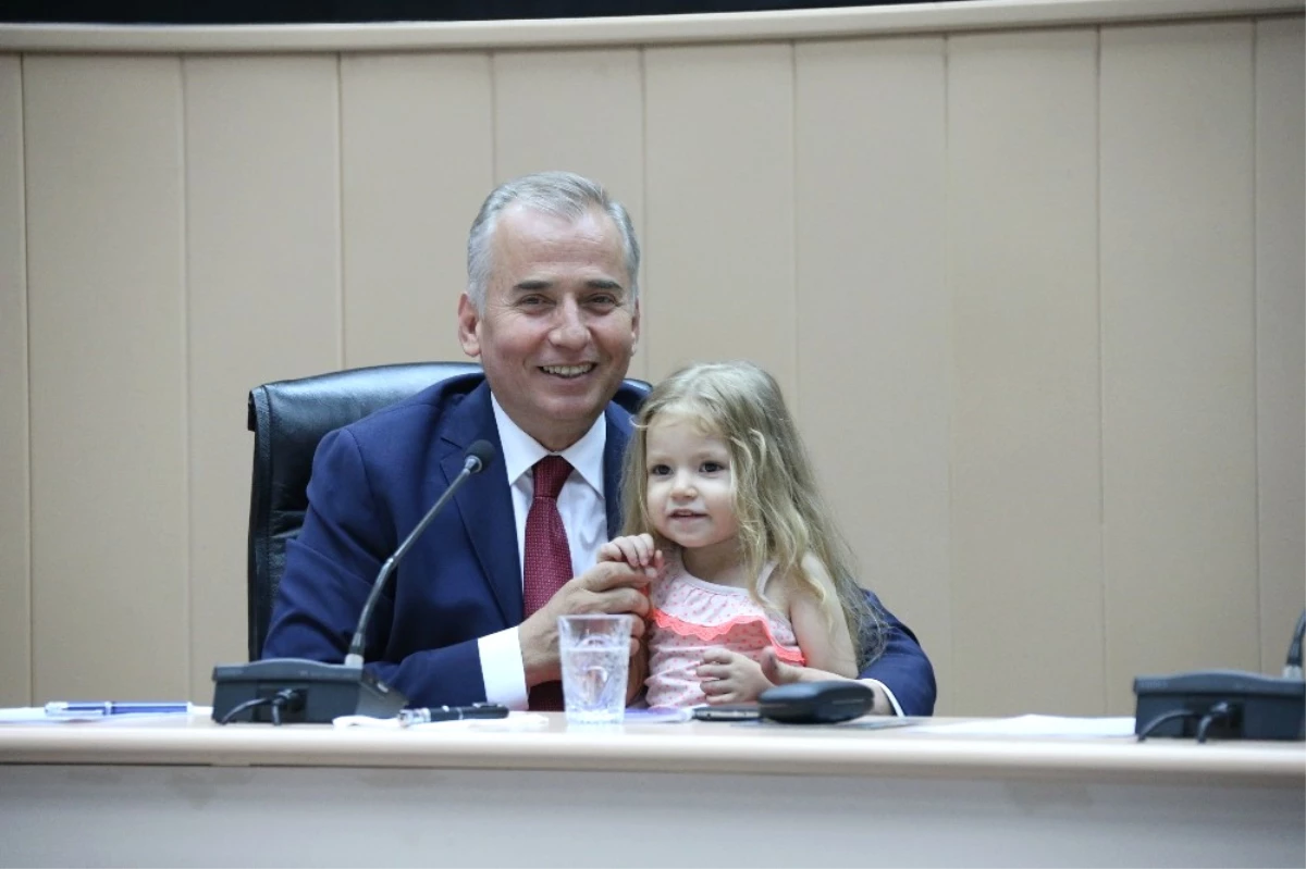 Başkan Osman Zolan\'a Minik Elif Ada Sürprizi