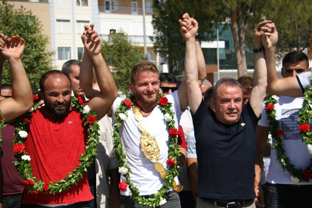 Başpehlivanı Balaban, Memleketinde Davul Zurnayla Karşılandı