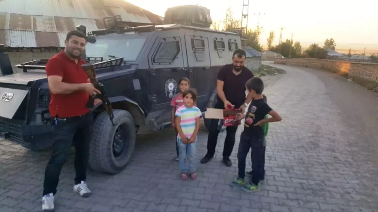 Bulanık Polisi Çocuklara Çikolata Dağıttı