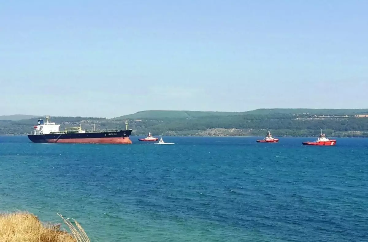 Çanakkale Boğazı\'nda Karaya Oturan Tanker Kurtarıldı