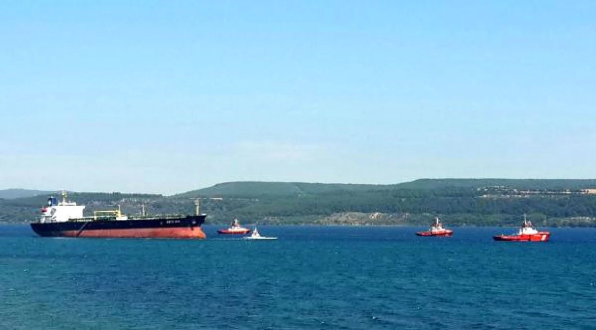 Çanakkale Boğazı\'nda Karaya Oturan Yunan Bayraklı Tanker Kurtarıldı