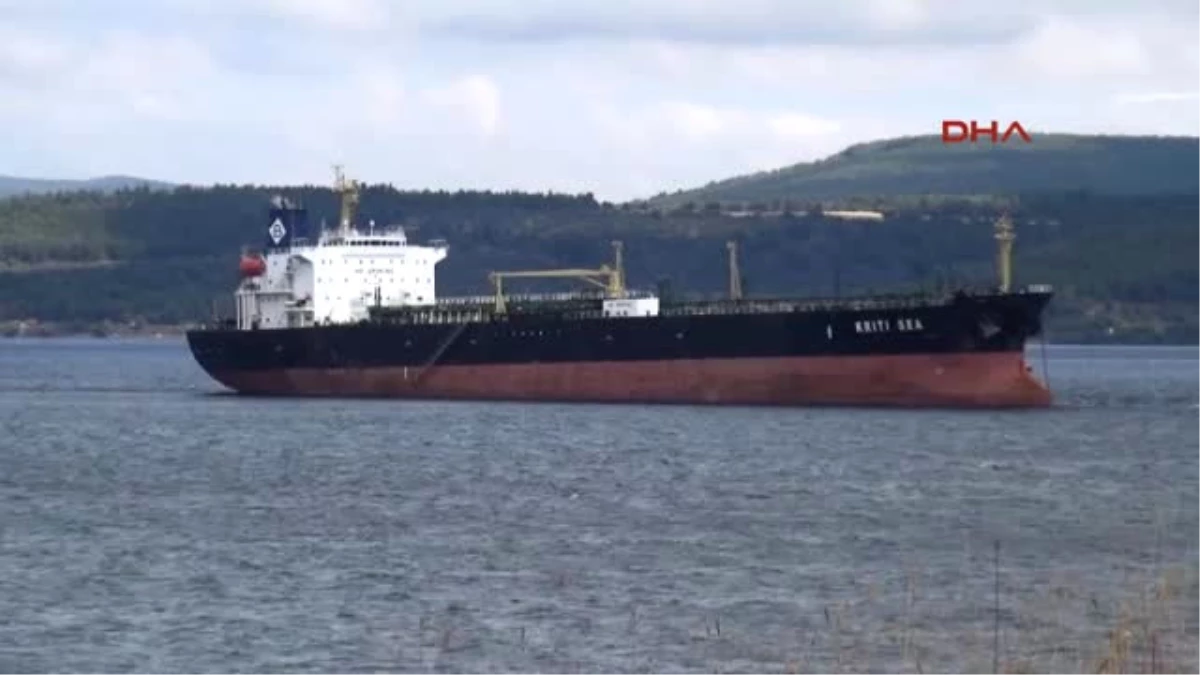 Çanakkale Boğazı\'nda Karaya Oturan Yunan Bayraklı Tanker Kurtarıldı