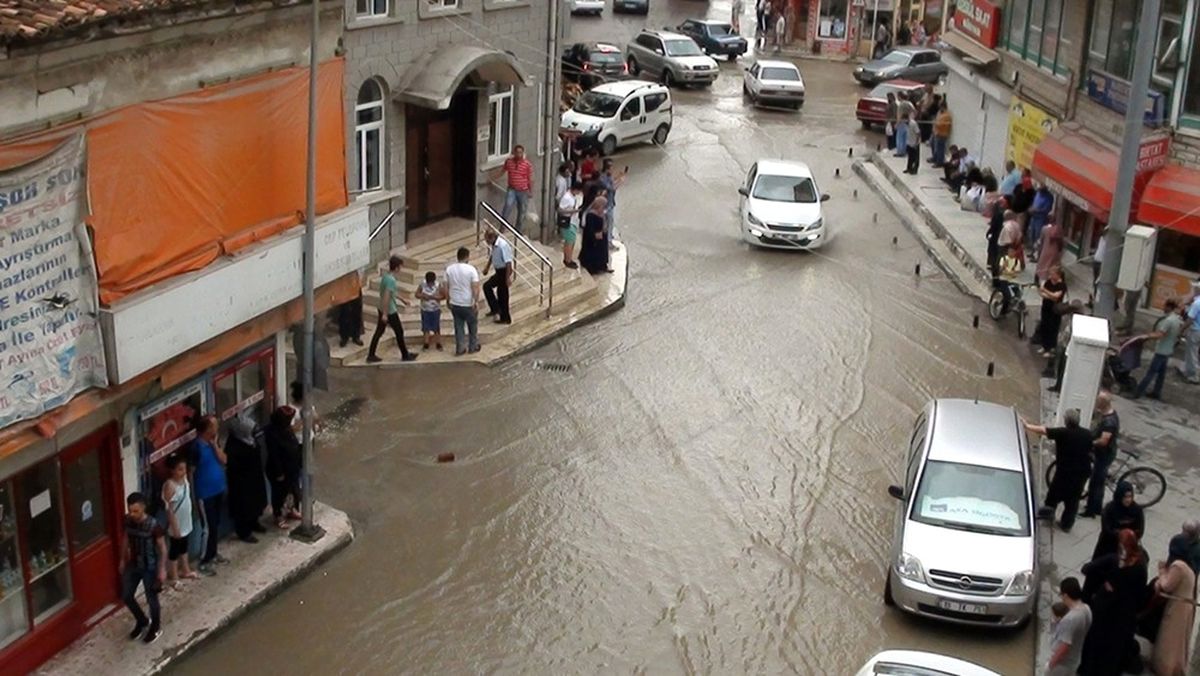 Çorum\'da Aniden Bastıran Yağış Hayatı Olumsuz Etkiledi