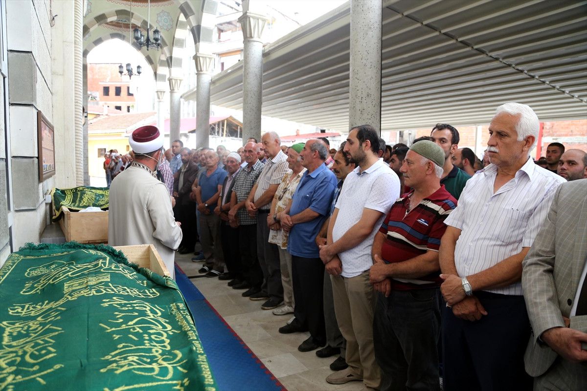 Derede Kaybolan Çocuğun Yakınları Toprağa Verildi