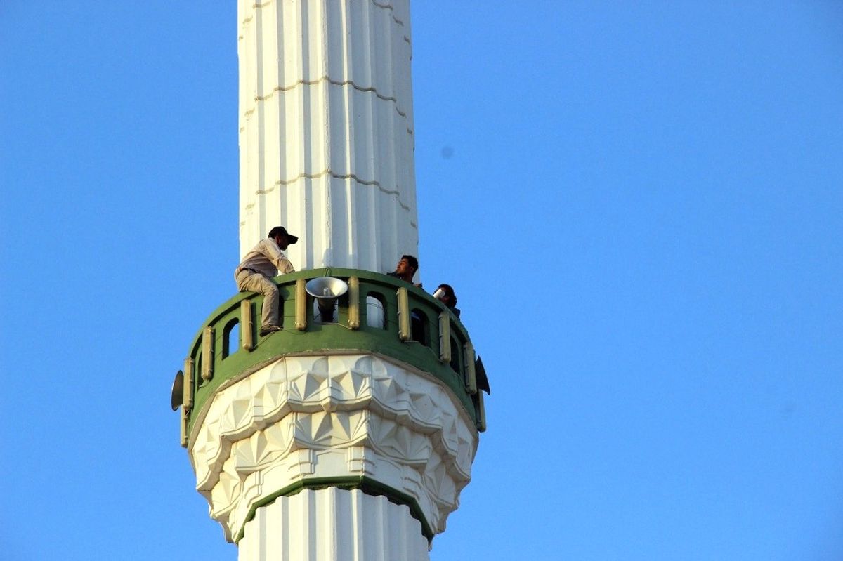 Eşi ve Çocukları Sığınma Evine Yerleşen Adam Minareye Çıkıp İntihar Girişiminde Bulundu