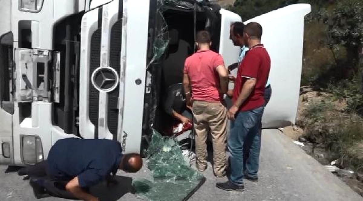 Eyüp\'te Hafriyat Kamyonu ile İett Otobüsü Çarpıştı (1)